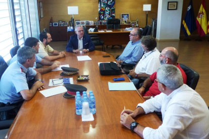 El alcalde de Salou, Pere Granados, durante la reunión con los cuerpos de seguridad, los responsables de Urbaser-Nordvert y los concejales de seguridad.