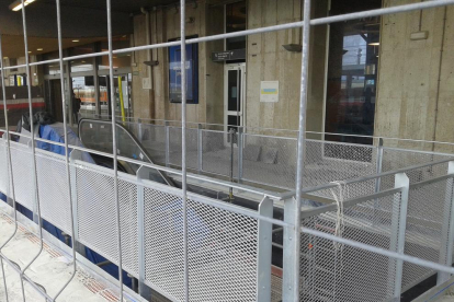 Escala mecànica instal·lada en l'andana principal de l'estació de Tarragona.