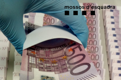 Els estafadors volien intercaviar 450.000 euros en bitllets més petits.