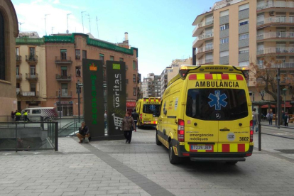 Dues ambulàncies s'han traslladat al carrer Colom, on s'ha produït la caiguda.