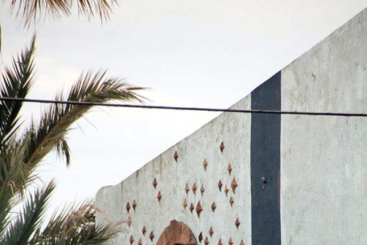 La paret del Càmping Alfacs, on 215 estels recorden les víctimes de la tragèdia del camió de propilè accidentat.