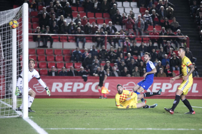 Moment en què Álvaro Vázquez anota el gol contra el Reus