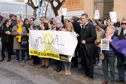 Cerca de 150 personas se han concentrado ante la Audiencia para dar apoyo a Olga Ricomà.