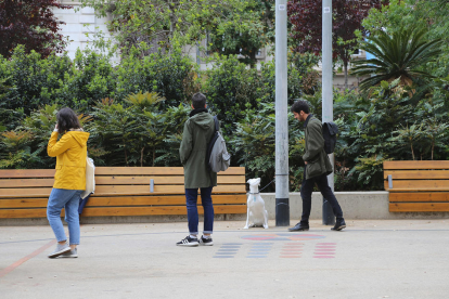 Imagen de un perro de hormigón ubicado en la calle en Barcelona