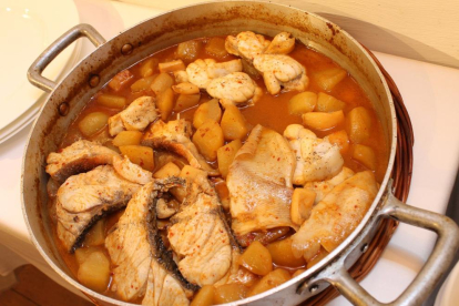 L'Arrossejat és una recepta tradicional formada per dos plats: un de fideus rossos i un de patates amb rap.