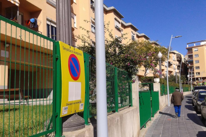 Una de las señales que hay en la calle Guad el Jelú, aunque las farolas ya están colocadas.