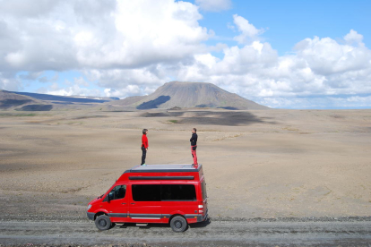Serena Puig, Marc Antillach i la furgoneta, amb el volcà Skjaldbreidur, al fons, a Islàndia.