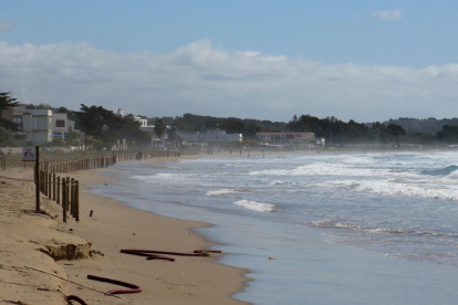 El temporal marítimo ha hecho que desaparezca buena parte de la arena de la playa.