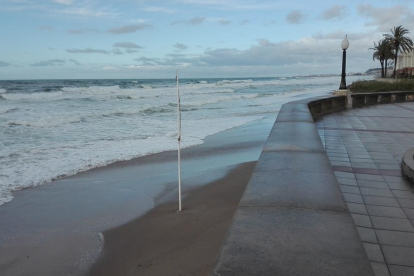La playa del Francàs también se ha visto afectada por el temporal.