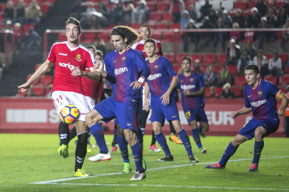 A la dreta de la imatge, Sergi Palencia, durant el Nàstic-Barça B de la temporada passada al Nou Estadi.
