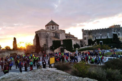 Imatge dels participants de la Marxa davant el castell d'Altafulla