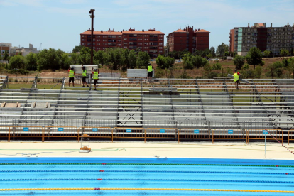 Los operarios instalando las graderías efímeras de la piscina de los Juegos Mediterráneos de Tarragona.