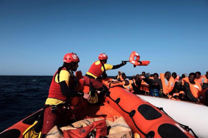 L'equip de Proactiva Open Arms realitzant tasques de salvament de refugiats al Mediterrani.