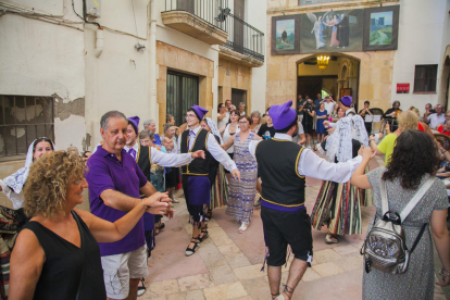 El Portal del Carro se ha llenado el lunes por la tarde de personas que no se han querido perderse la presentación del nuevo Ball Pla de Sant Magí.
