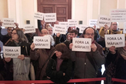 Activistes fora de la sala de plens de l'Ajuntament de Tarragona.