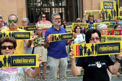 Plano medio del diputado de la CUP, Carles Riera, en la protesta 'Silencio, rebelaos delante de la Audiencia de Tarragona.