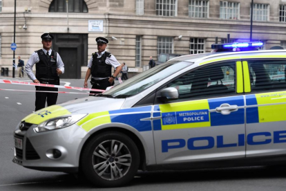 Agentes de la Policía ponen un perímetro de seguridad en el Parlamento británico en Londres.