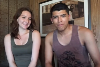 La parella de 'youtubers' en un dels seus vídeos
