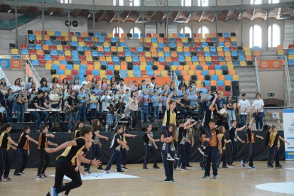 Los niños y niñas han cantado juntamente al PeTaCa el himno de los Juegos del Meditarrani 2018.