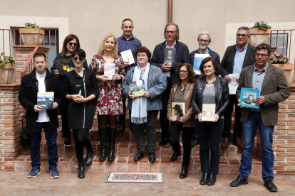 Imatge de família d'alguns dels autors que presenten novetats amb Arola Editors.
