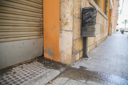 Aspecto que ofrece la calle Sant Andreu por la salida de aguas fecales desde un almacén.
