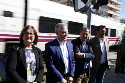 Los alcaldes de Salou, Cambrils, Mont-roig y Vandellòs en el paso de nivel de la calle Barcelona.