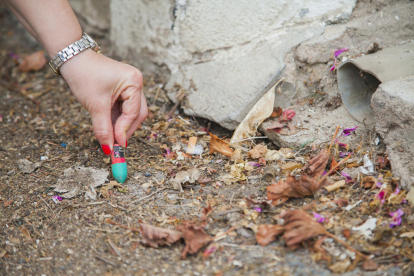 Una vecina de Vileta de Mar muestra los restos de un cohete que, según dijo, lleva semanas a la calle.