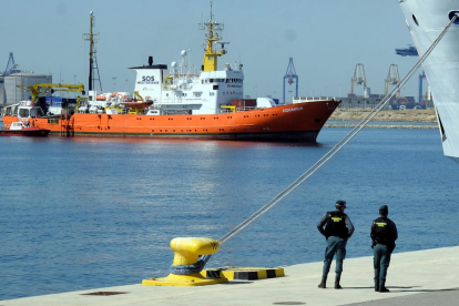 Imatge d'arxiu del vaixell Aquarius arribant al port de València.