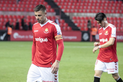 Xavi Molina i, al fons, Daisuke Suzuki, són dos dels cinc futbolistes que estan apercebuts de sanció al Nàstic.