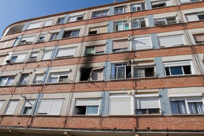 Imagen de la fachada de la vivienda que se ha incendiado en Reus.