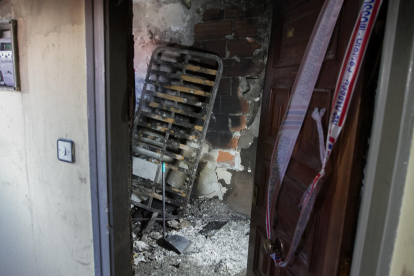 El interior del piso de la vivienda incendiada en Reus, con técnicos revisándolo.
