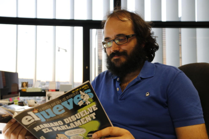 El director de la revista satírica 'El Jueves', Guille Martínez, llegint un exemplar.
