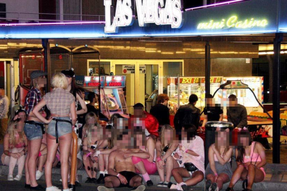 Imagen de archivo de un grupo de jóvenes saliente de fiesta por los locales de ocio nocturno de Salou.