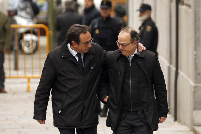 El diputado de Juntos per Catalunya Josep Rull coge por el hombro al candidato a la investidura y también diputado de JxCAT, Jordi Turull, antes de entrar en la sede del Tribunal Supremo.