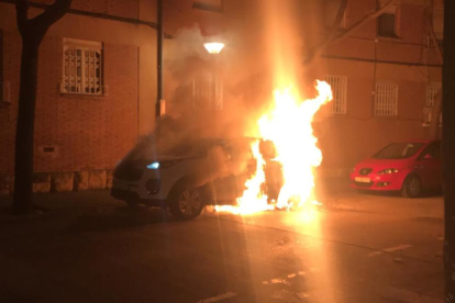 Uno de los coches incendiados esta madrugada en el barrio Fortuny.