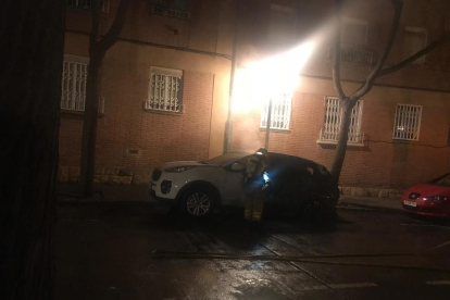 Uno de los coches incendiados esta madrugada en el barrio Fortuny.