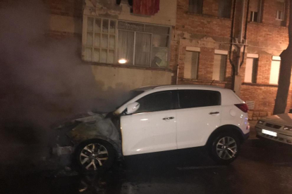 Uno de los coches incendiados esta madrugada en el barrio Fortuny.