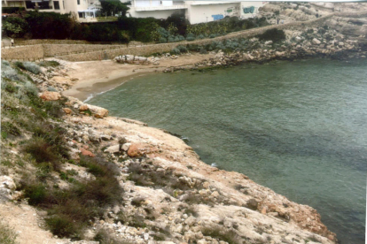 La Cala Llenguadets es troba situada entre la platja dels Capellans i la platja Llarga.