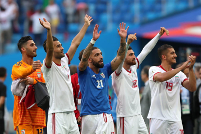 Los jugadores de Irán celebrando la victoria con la afición