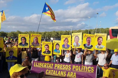 Los concentrados han exhibido carteles con las caras de los políticos encarcelados y exiliados.