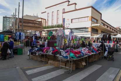 Una imatge d'arxiu de parades del mercat de marxants que s'ubica a l'entorn del Mercat Central.