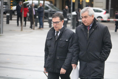 L'exsecretari general d'Interior, César Puig, a les portes de l'Audiència Nacional amb el seu advocat.