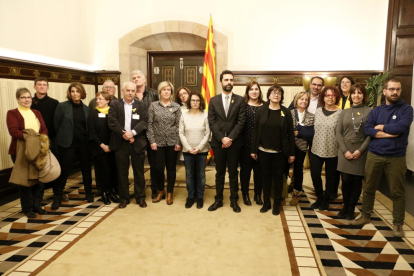 El president del Parlament, Roger Torrent, rep membres de l'Associació Catalana de Drets Civils.