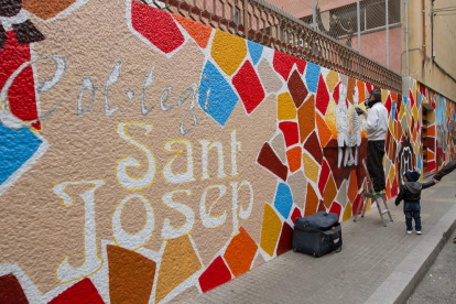 Pintan la fachada del Colegio Sant Josep de Reus