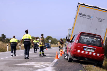 Imatge d'arxiu on es veuen els serveis d'emergència i mossos d'esquadra al costat del camió que ha xocat frontalment amb un turisme a la N-240.