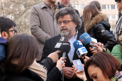 El diputat de Demòcrates, Antoni Castellà, fent declaracions a les portes de l'Audiència Nacional, l'11 d'abril de 2018.