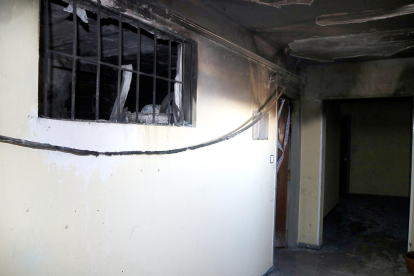Detalle de la ventana que da en el interior del piso afectado por el incendio en Reus.