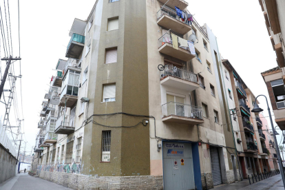 Edificio del número 2 de la calle Sant Andreu, donde muchos de los pisos están ocupados.