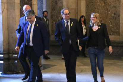 El candidat a la presidència Quim Torra (JxCat) flanquejat pels diputats Elsa Artadi, Albert Batet i Eduard Pujol als passadissos del Parlament.