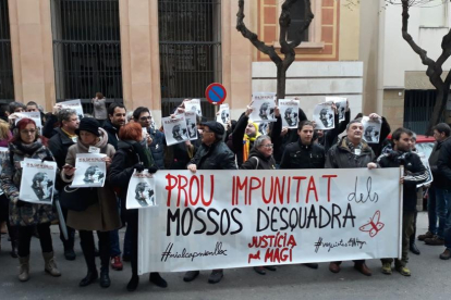 Imagen de la concentración hoy delante el Audiencia provincial de Tarragona.